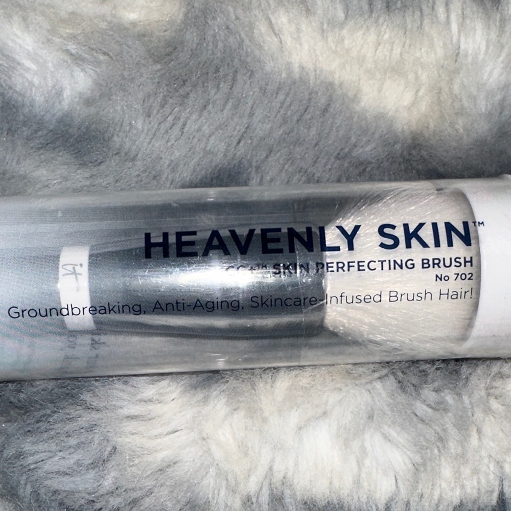 it Cosmetics Heavenly Skin Perfecting Brush No 702 - Brand New 🤍 - Picture 2 of 4